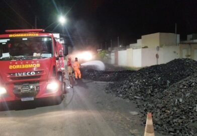 PRINCÍPIO DE INCÊNDIO EM CARGA DE CARVÃO VEGETAL É CONTROLADO PELO CORPO DE BOMBEIROS EM MONTES CLAROS
