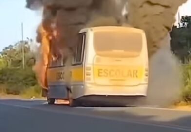 BOMBEIROS ATENDEM OCORRÊNCIA DE INCÊNDIO EM ÔNIBUS DE TIME DE FUTEBOL NA RODOVIA MG-214