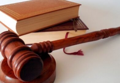 Homem que esfaqueou padrasto para proteger a mãe é absolvido