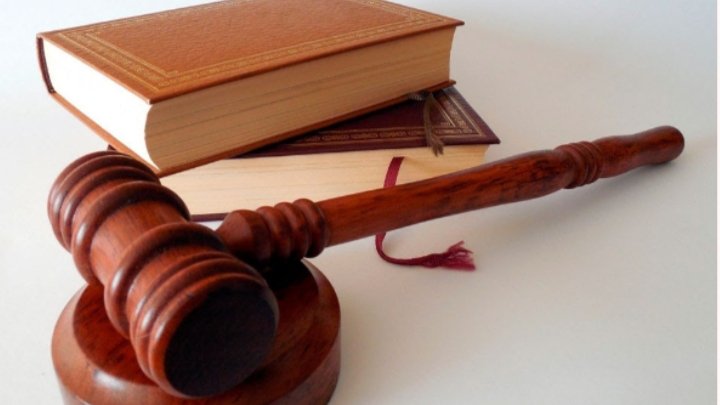 Homem que esfaqueou padrasto para proteger a mãe é absolvido