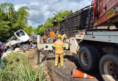 JAMPRUCA, MG: BOMBEIROS ATENDEM OCORRÊNCIA DE COLISÃO ENTRE CAMINHÃO E CARRETA COM VÍTIMA FATAL