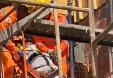 SETE LAGOAS: BOMBEIROS ATENDEM OCORRÊNCIA DE HOMEM QUE SOFREU ACIDENTE DE TRABALHO EM OBRA (VEJA O VÍDEO)