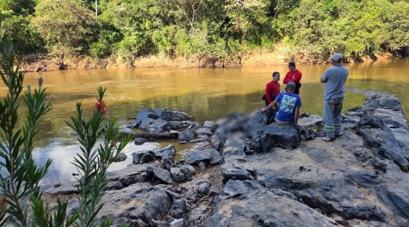 Bombeiros resgatam corpo de idoso que se afogou no Rio das Mortes