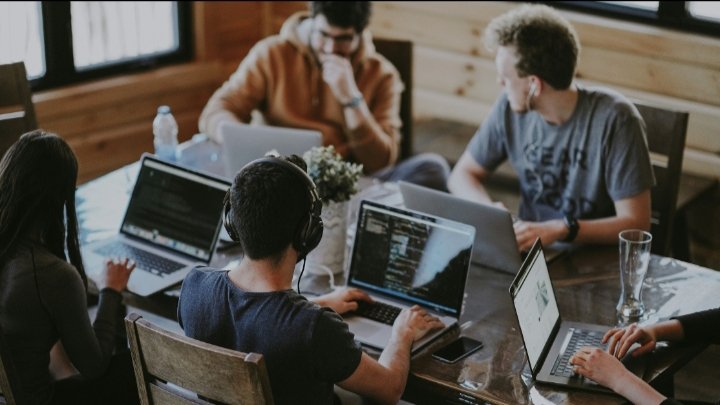 Upskilling em IA: entenda o que é e como o processo vem ganhando força nas empresas brasileiras