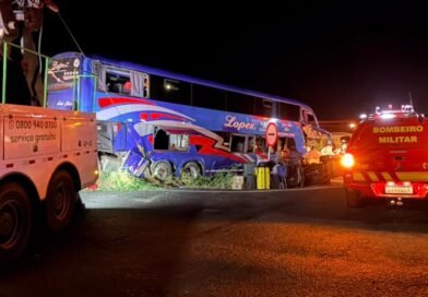 UBERABA: COLISÃO ENTRE CARRETA E ÔNIBUS COM 59 PESSOAS DEIXA DOIS MORTOS NA BR-050
