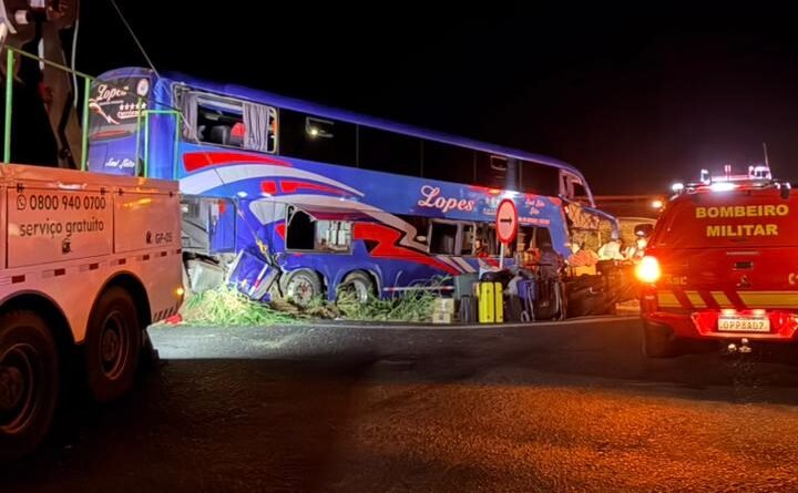 UBERABA: COLISÃO ENTRE CARRETA E ÔNIBUS COM 59 PESSOAS DEIXA DOIS MORTOS NA BR-050