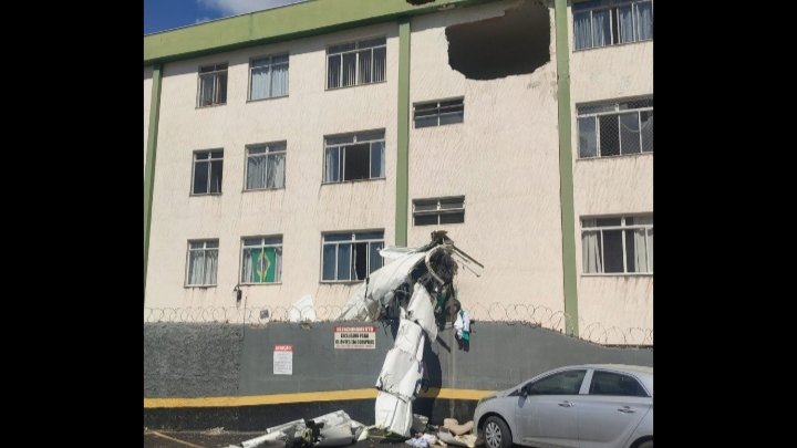 Avião acabou de cair em Belo Horizonte, por enquanto uma vítima fatal e quatro em estado grave. Ocorrência em andamento (vídeo)