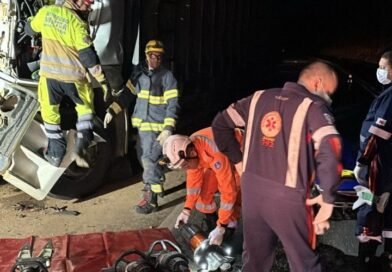 GRAVE ACIDENTE NA BR-365 DEIXA CAMINHONEIRO PRESO ÀS FERRAGENS EM MONTES CLAROS (VÍDEO)