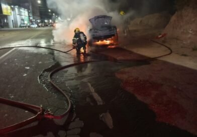 CARRO DE LUXO (CAMARO) PELA FOGO EM AVENIDA DE TIMÓTEO