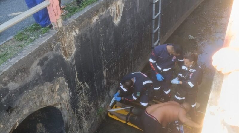 BELO HORIZONTE: MOTOCICLISTA BATE EM MEIO-FIO E CAI DENTRO DE CÓRREGO NO BAIRRO MANTIQUEIRA